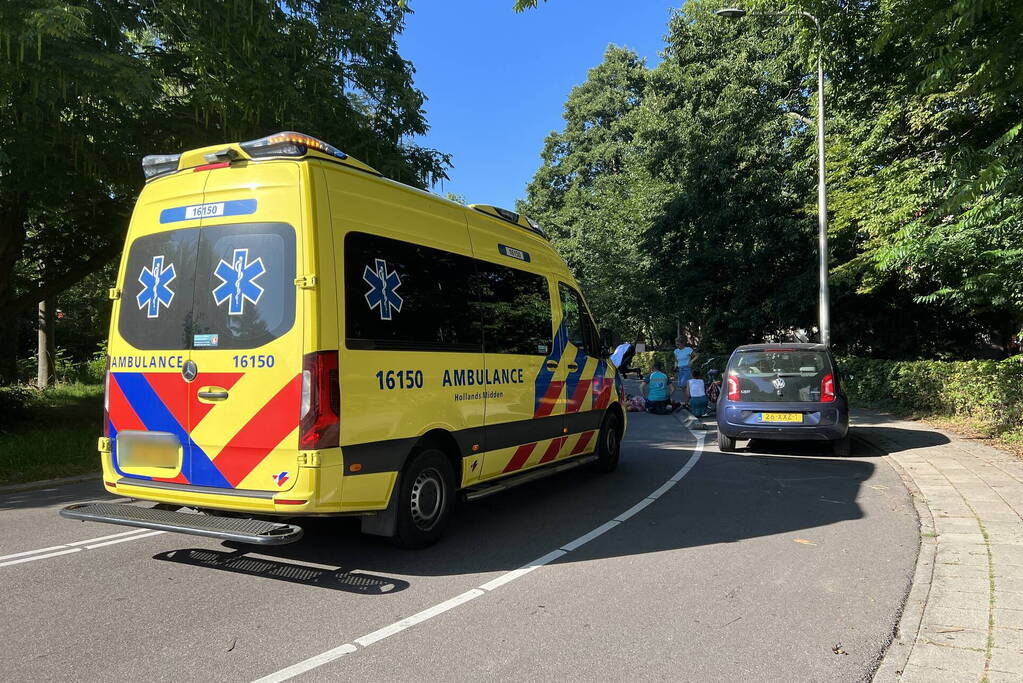 Vrouw hard ten val met fiets