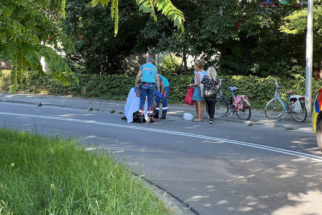 Vrouw hard ten val met fiets