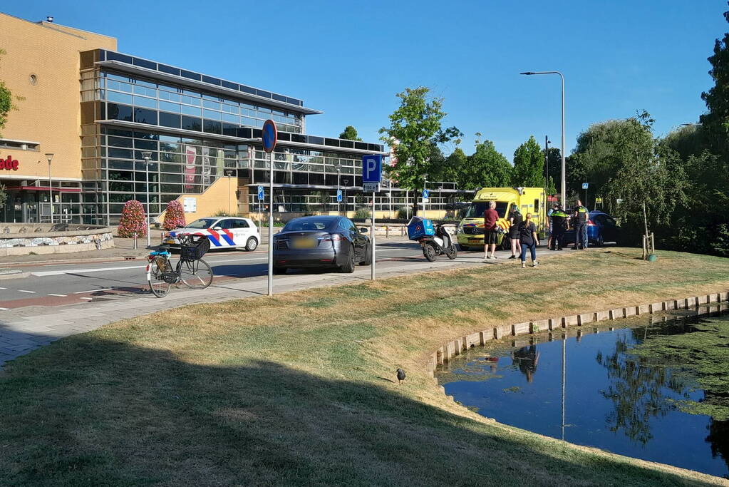 Bezorger in botsing met auto