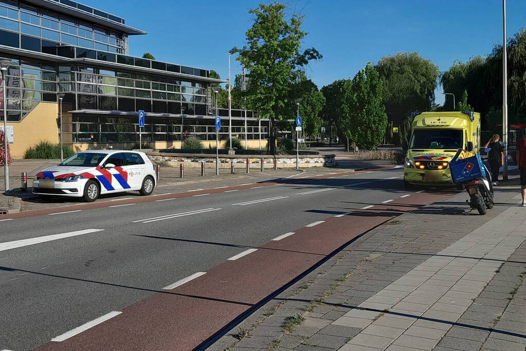Bezorger in botsing met auto