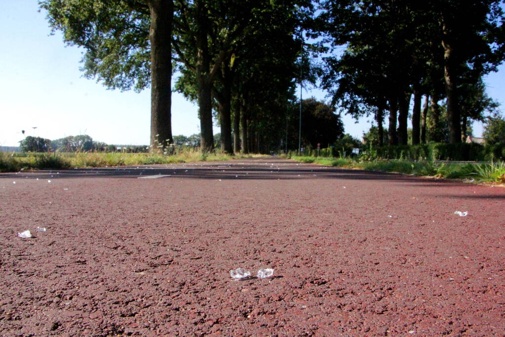 Fietsbanden lek door glas op fietspad