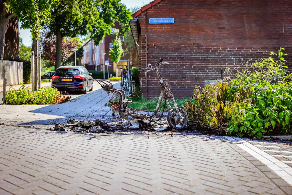 Go Sharing-deelscooter in Kruiskamp brandt volledig uit