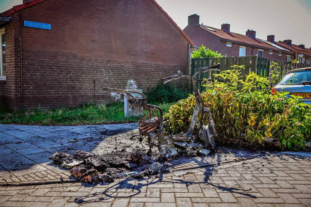 Go Sharing-deelscooter in Kruiskamp brandt volledig uit