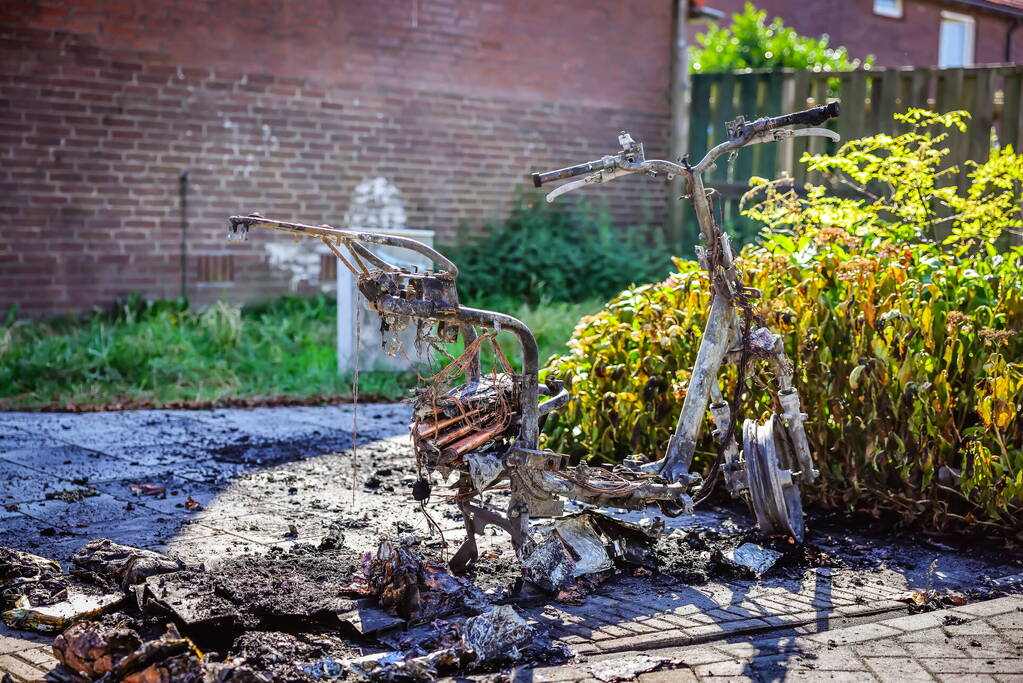 Go Sharing-deelscooter in Kruiskamp brandt volledig uit