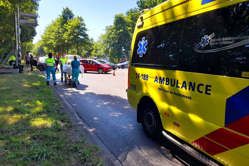 Twee auto's botsen bij afrit A27