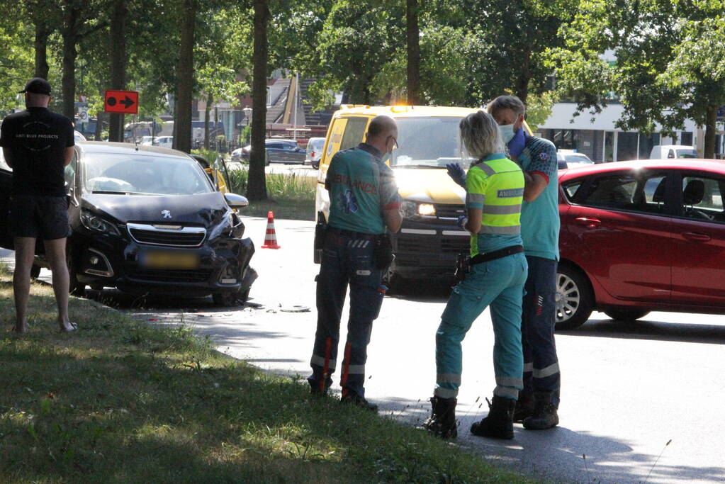 Twee auto's botsen bij afrit A27