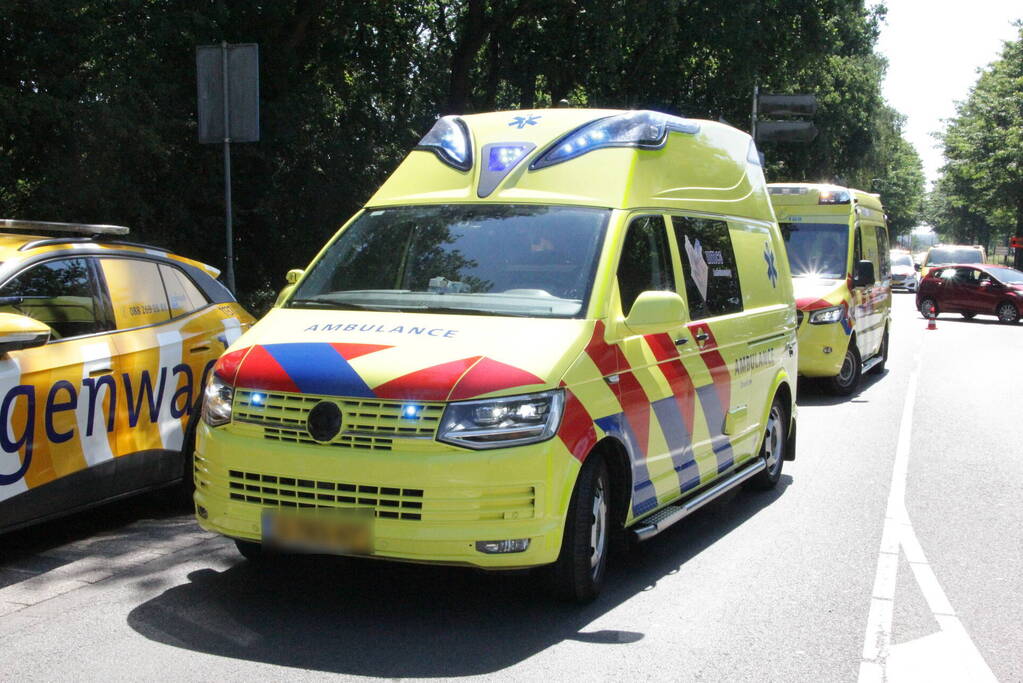 Twee auto's botsen bij afrit A27