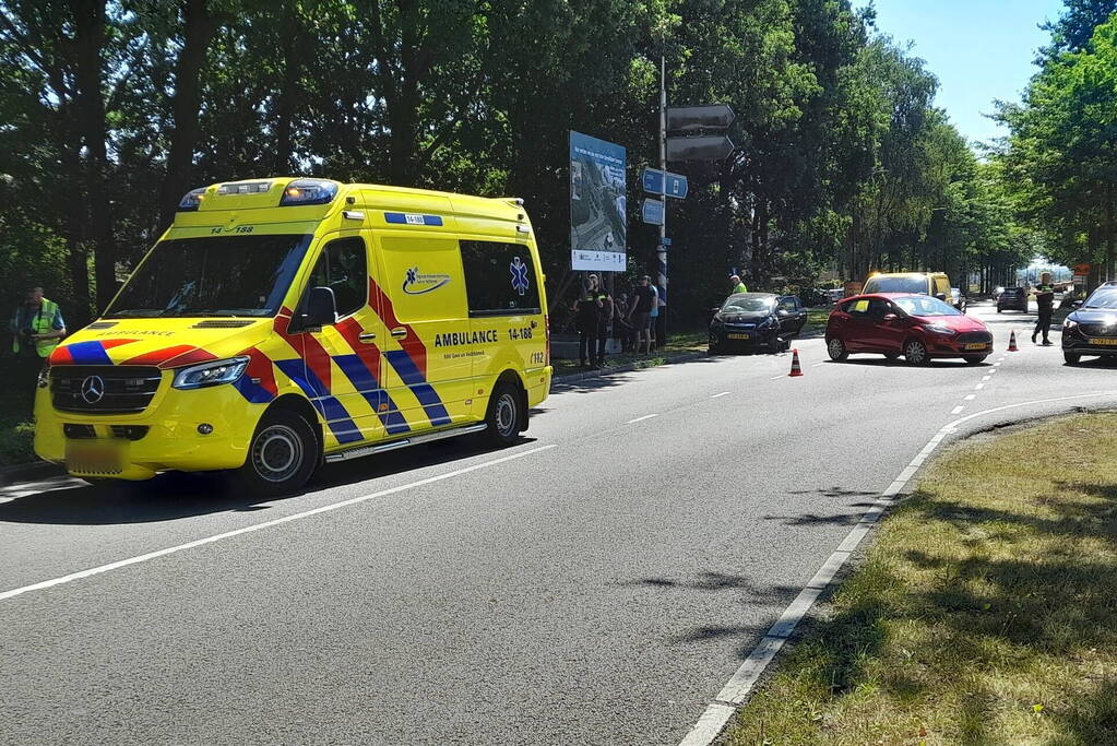 Twee auto's botsen bij afrit A27