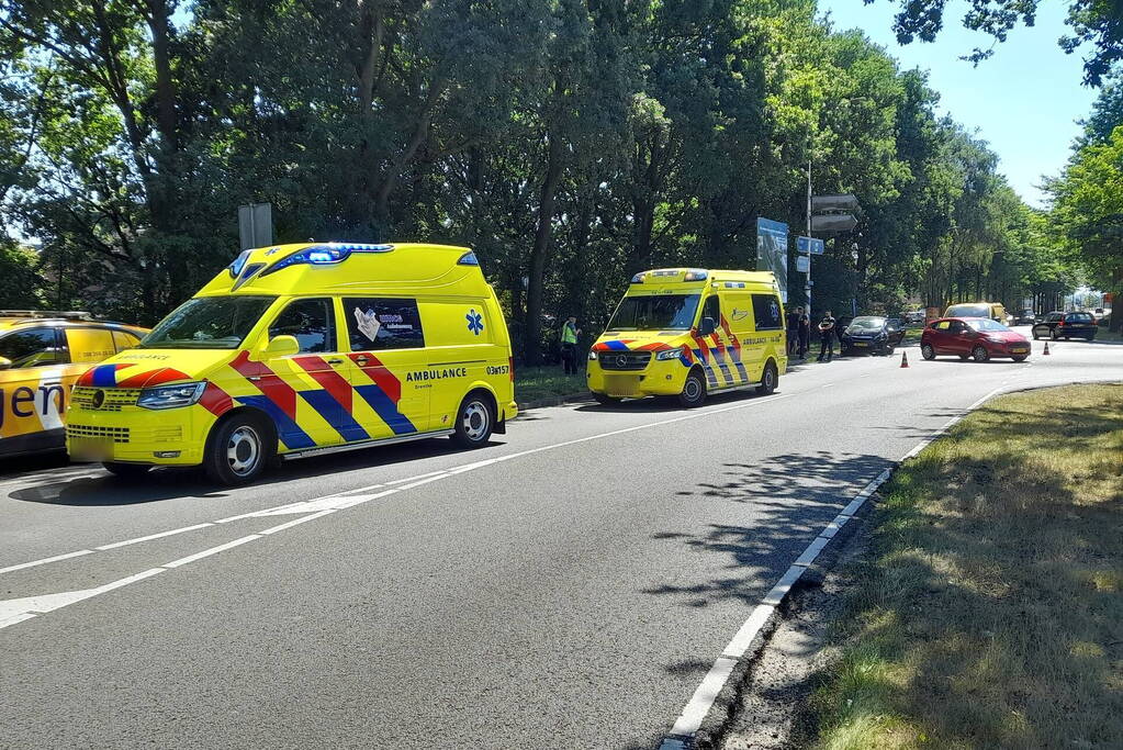 Twee auto's botsen bij afrit A27