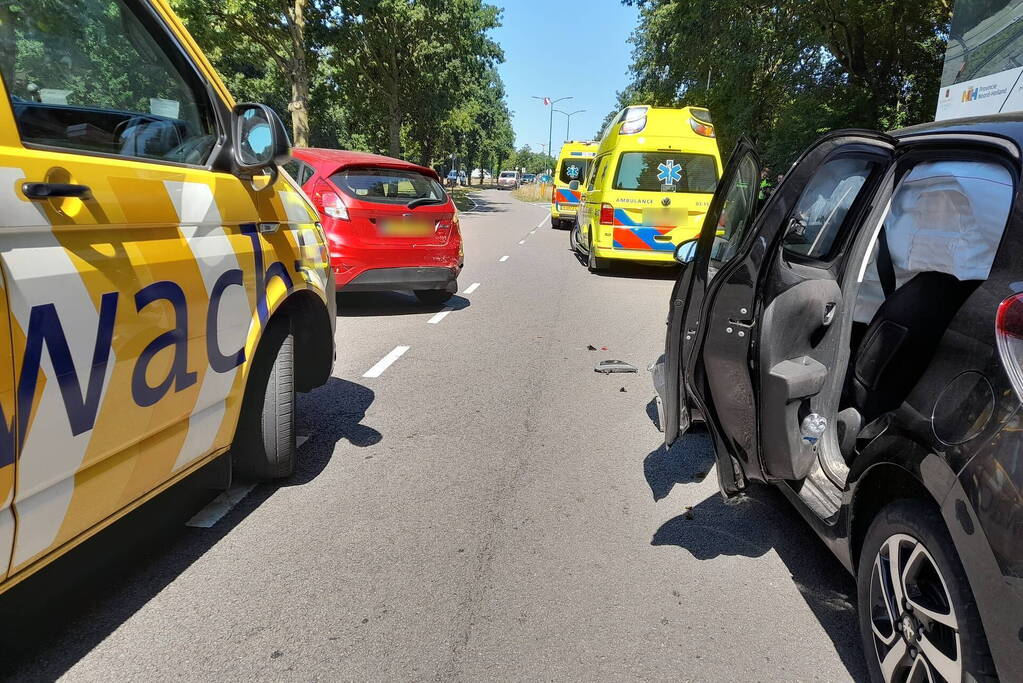 Twee auto's botsen bij afrit A27