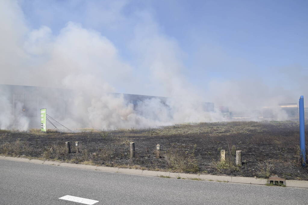 Gras verwoest vanwege brand op braakliggend terrein