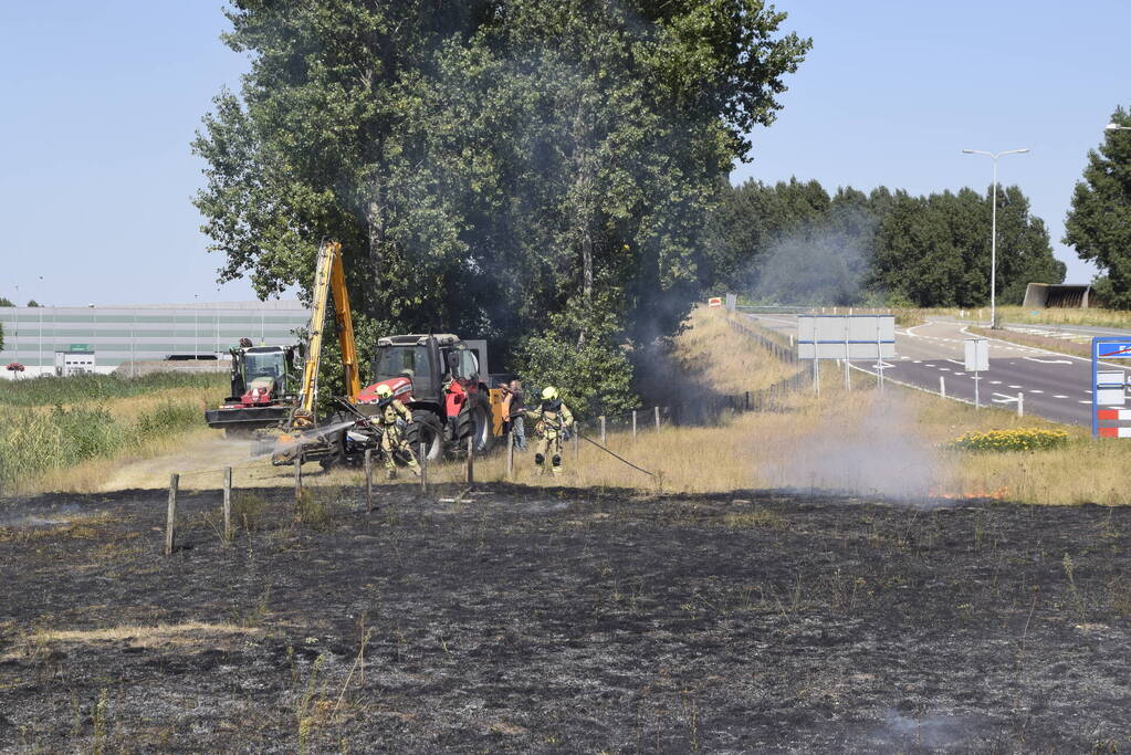 Gras verwoest vanwege brand op braakliggend terrein