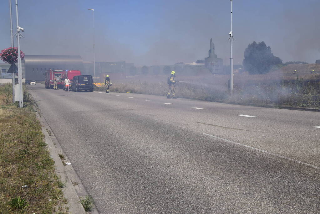 Gras verwoest vanwege brand op braakliggend terrein