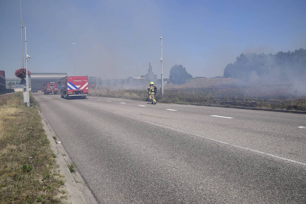 Gras verwoest vanwege brand op braakliggend terrein