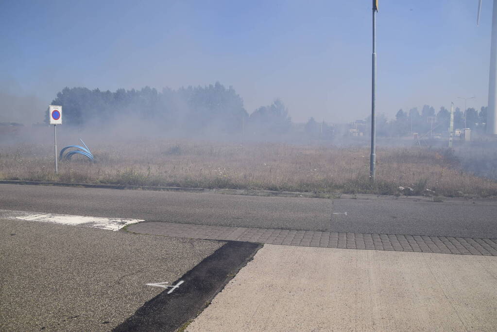Gras verwoest vanwege brand op braakliggend terrein