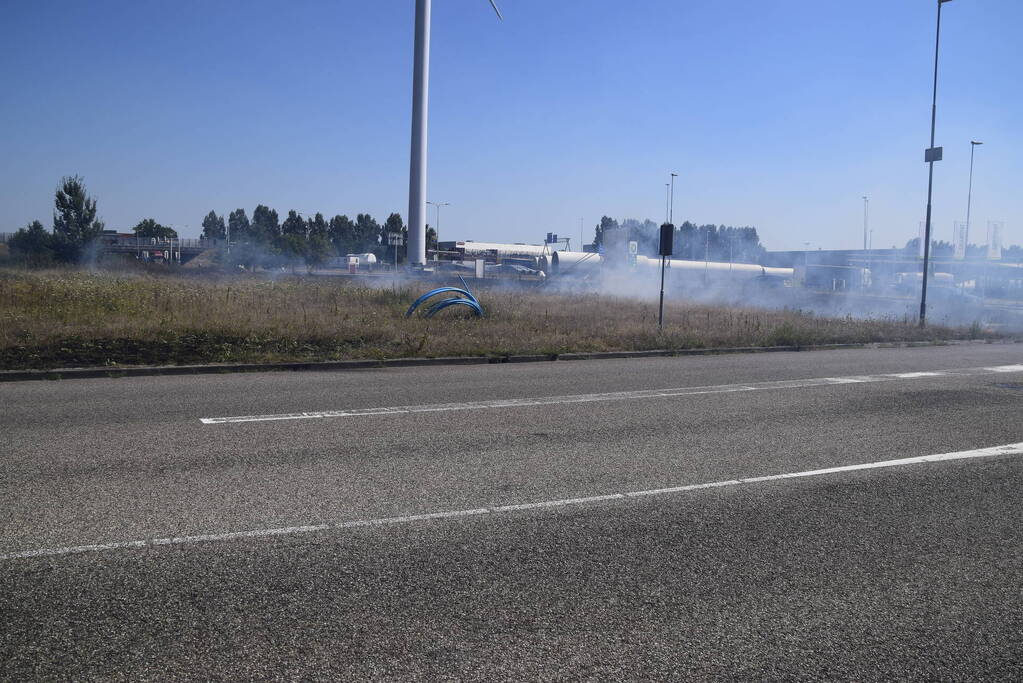 Gras verwoest vanwege brand op braakliggend terrein