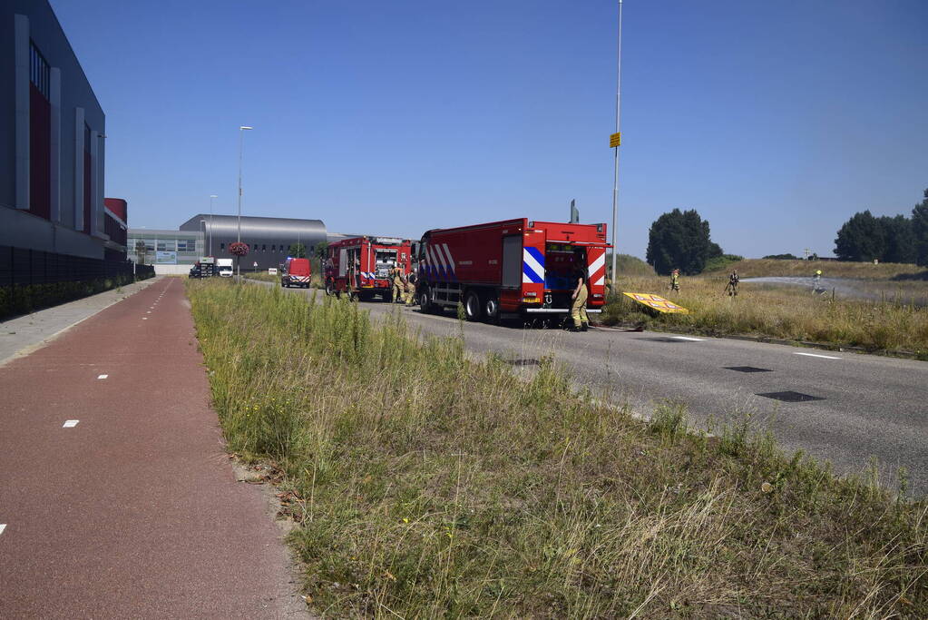 Gras verwoest vanwege brand op braakliggend terrein