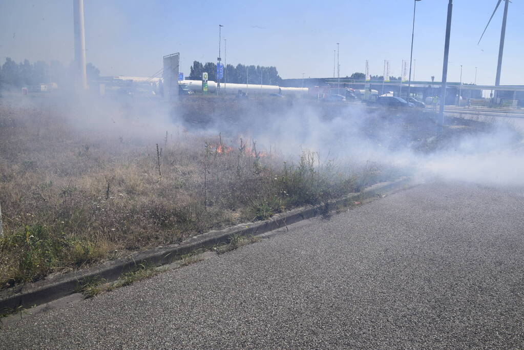 Gras verwoest vanwege brand op braakliggend terrein