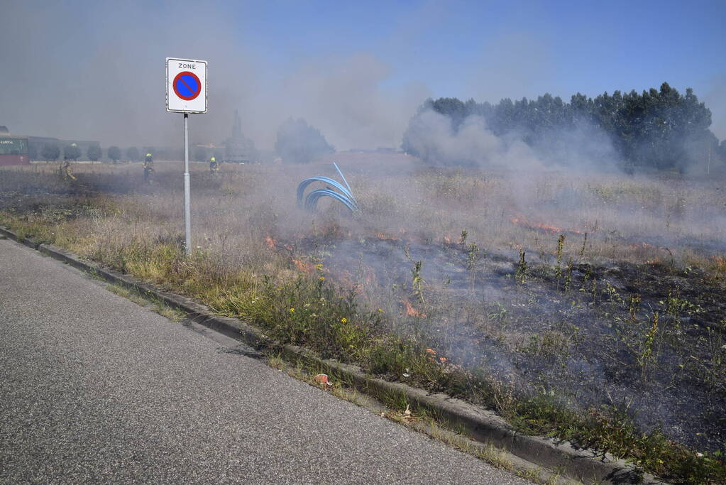 Gras verwoest vanwege brand op braakliggend terrein