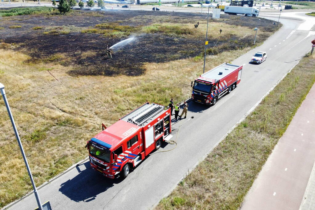 Gras verwoest vanwege brand op braakliggend terrein