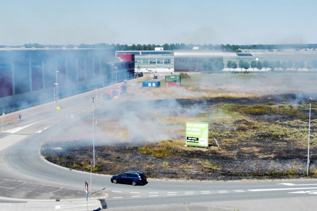 Gras verwoest vanwege brand op braakliggend terrein