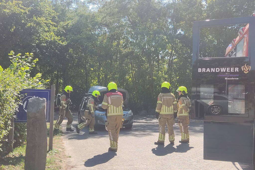 Auto vat vlam op parkeerterrein vakantiepark BreeBronne