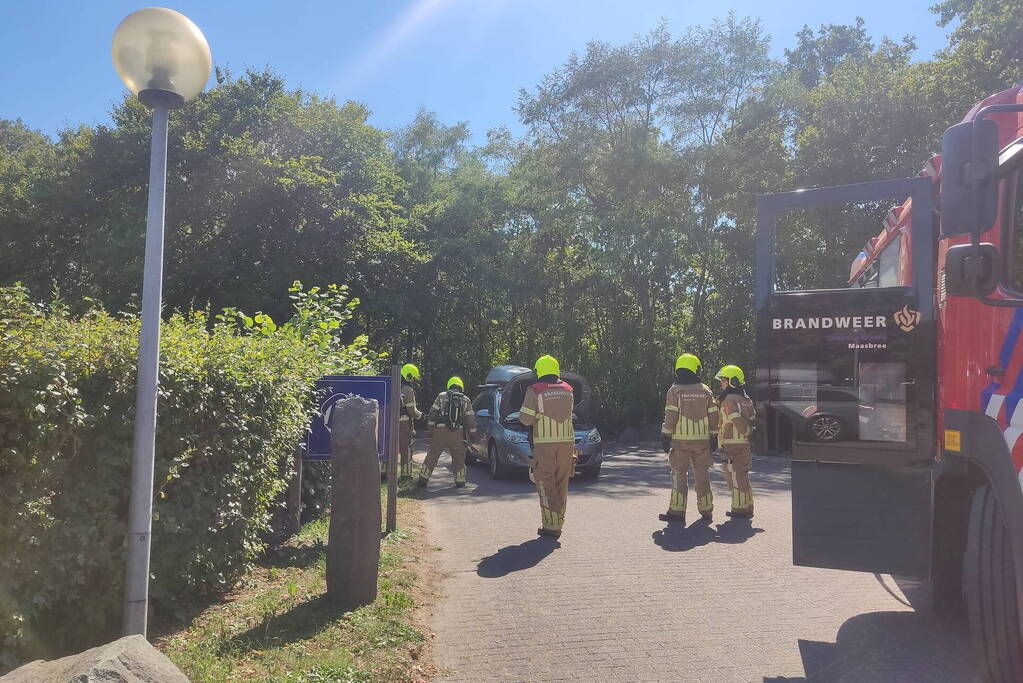 Auto vat vlam op parkeerterrein vakantiepark BreeBronne