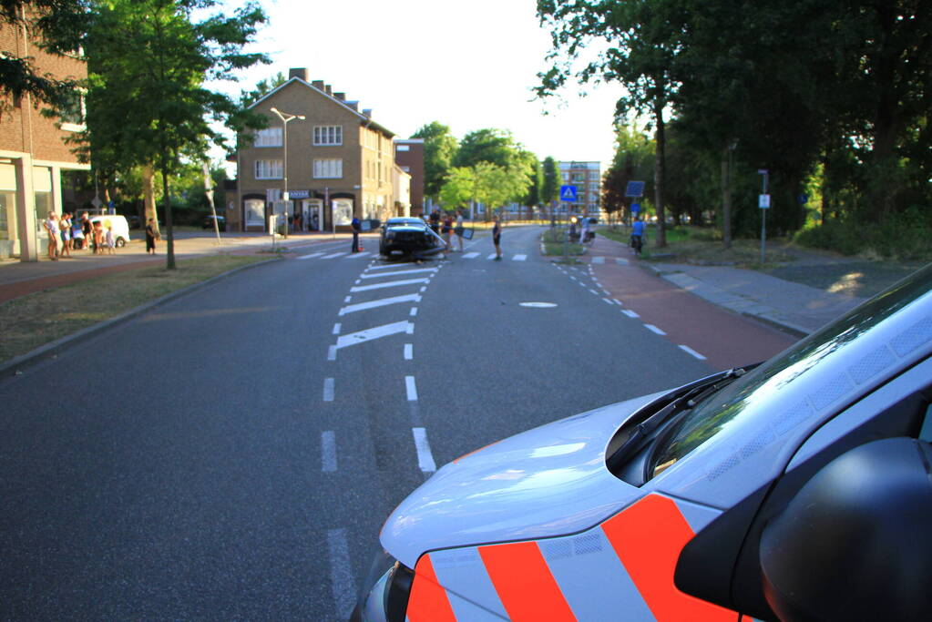 Personenauto uit de bocht, lantaarnpaal geraakt