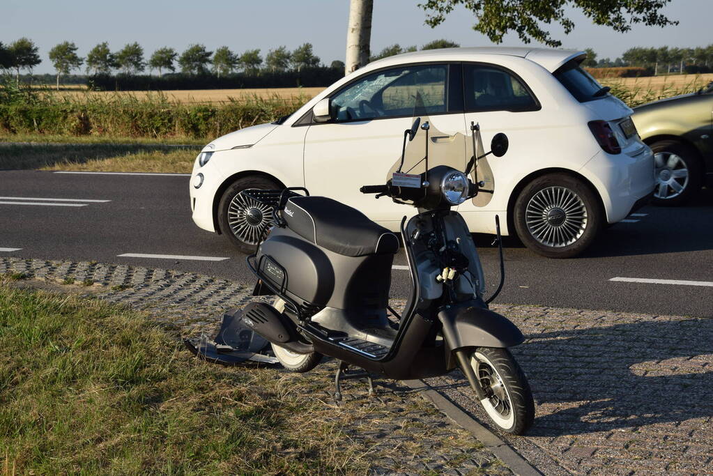 Flinke schade bij botsing tussen auto en scooter