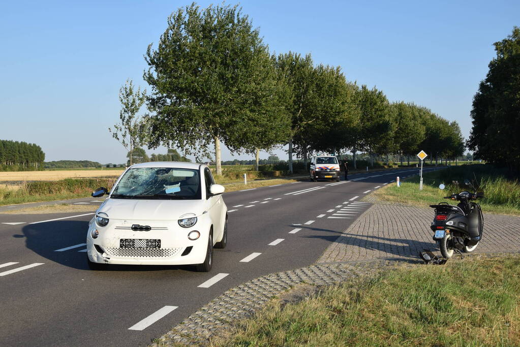 Flinke schade bij botsing tussen auto en scooter