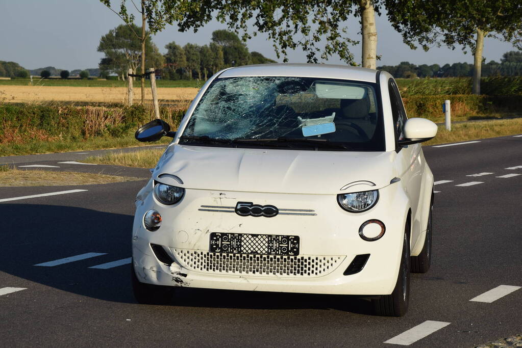 Flinke schade bij botsing tussen auto en scooter