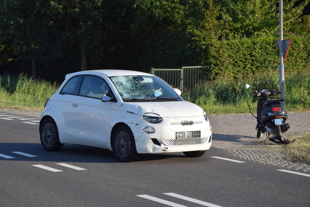Flinke schade bij botsing tussen auto en scooter