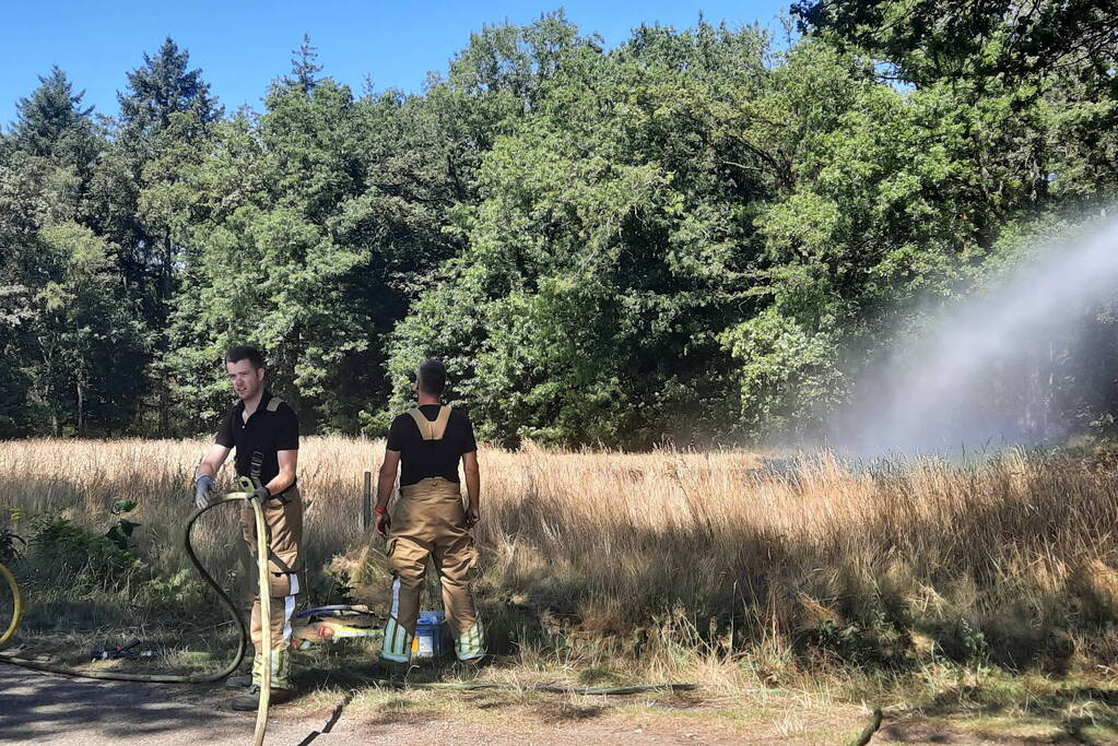 Brandweer blust flinke brand in berm