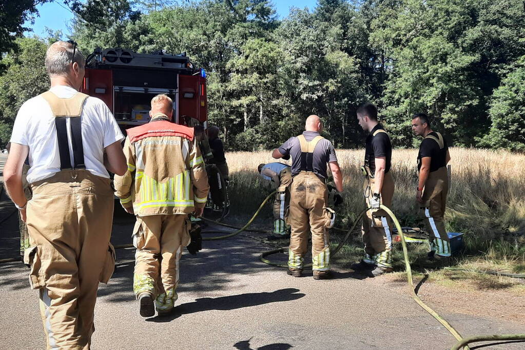 Brandweer blust flinke brand in berm