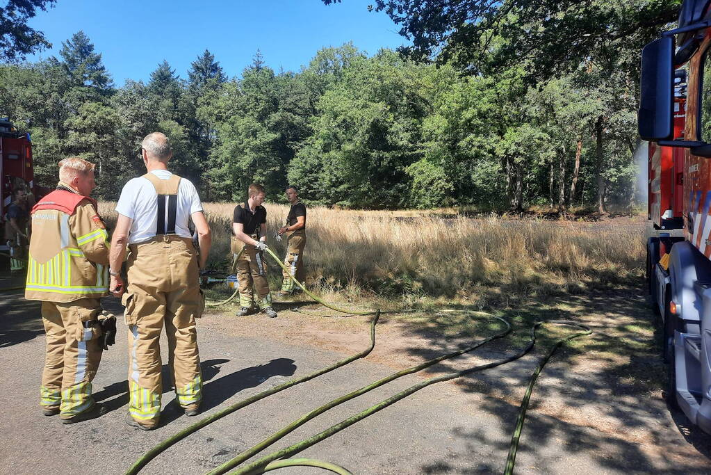 Brandweer blust flinke brand in berm