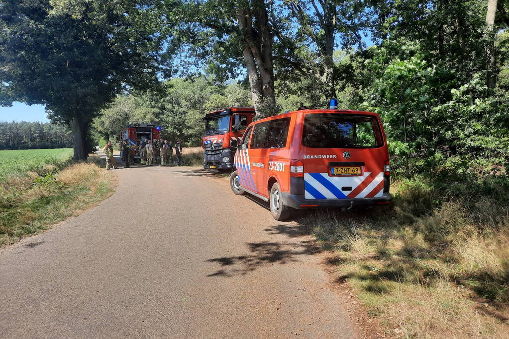 Brandweer blust flinke brand in berm