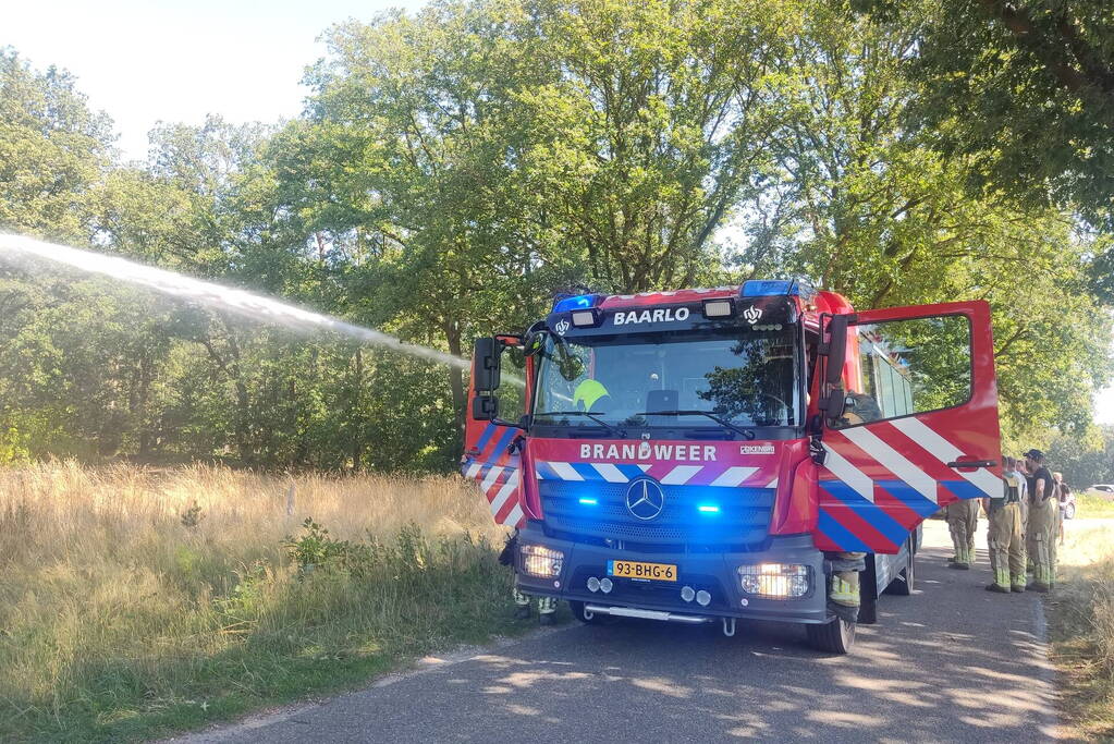 Brandweer blust flinke brand in berm