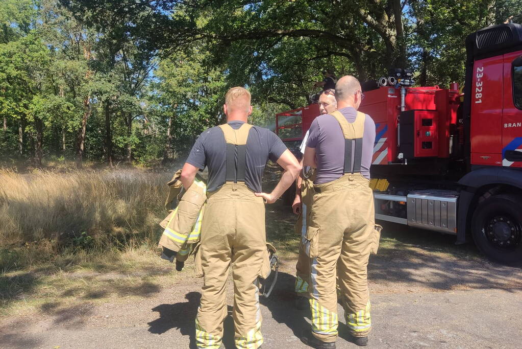 Brandweer blust flinke brand in berm