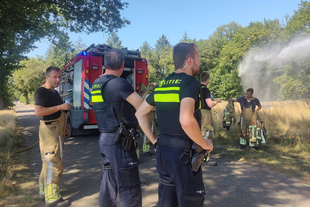 Brandweer blust flinke brand in berm