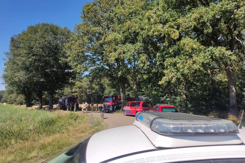 Brandweer blust flinke brand in berm