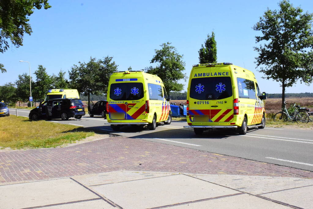 Frontale aanrijding met meerdere voertuigen