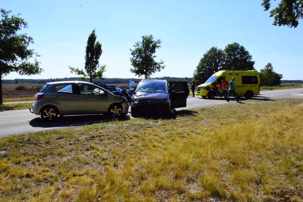 Frontale aanrijding met meerdere voertuigen