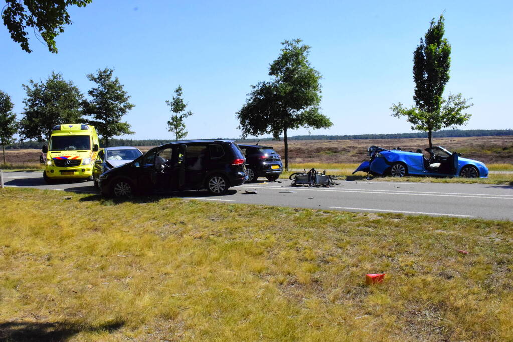 Frontale aanrijding met meerdere voertuigen