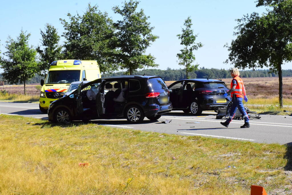 Frontale aanrijding met meerdere voertuigen
