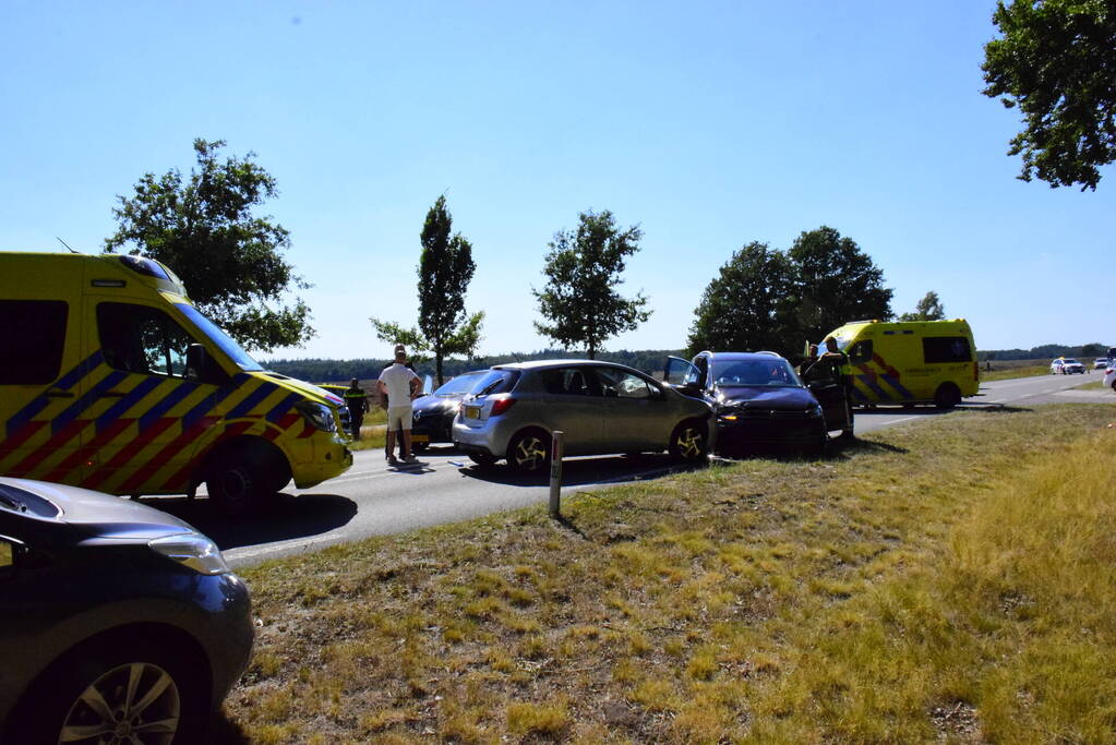 Frontale aanrijding met meerdere voertuigen