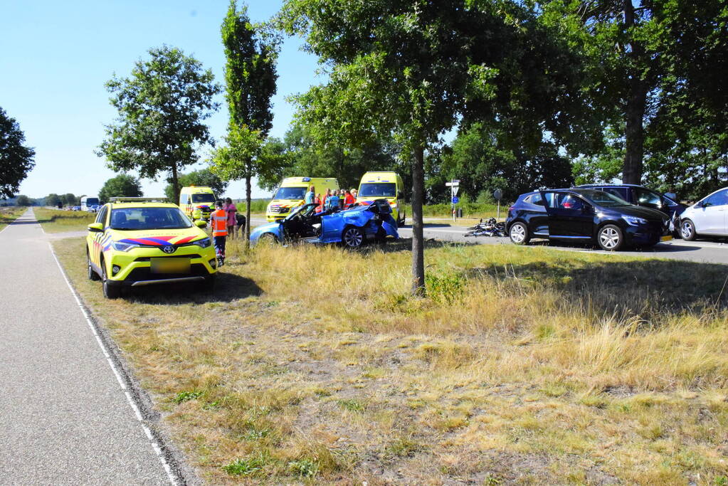 Frontale aanrijding met meerdere voertuigen