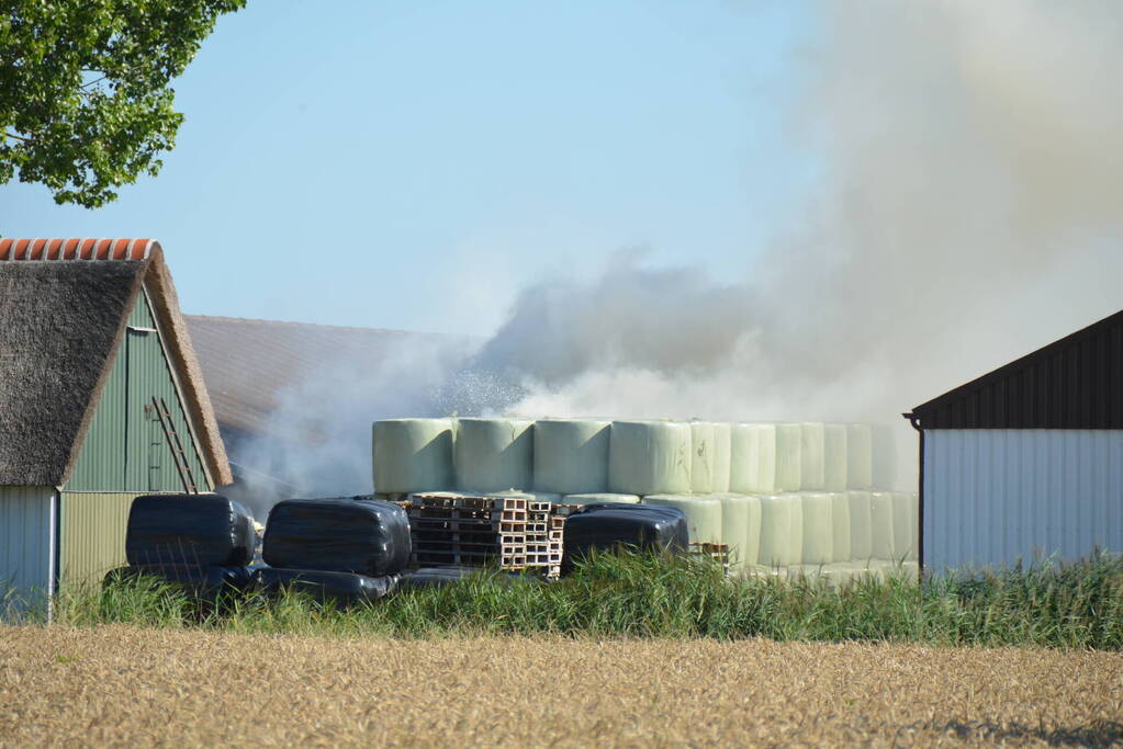 Grote brand in kuilbalen op boerderij
