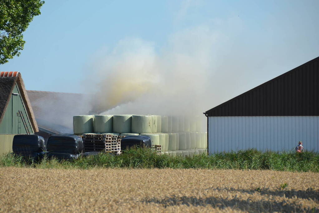 Grote brand in kuilbalen op boerderij