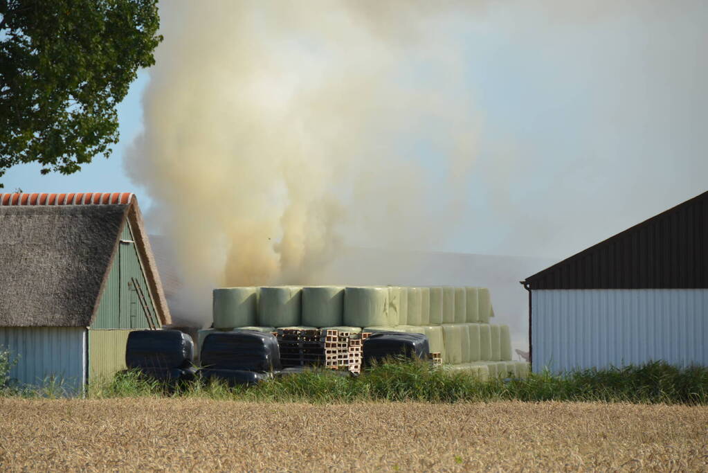 Grote brand in kuilbalen op boerderij