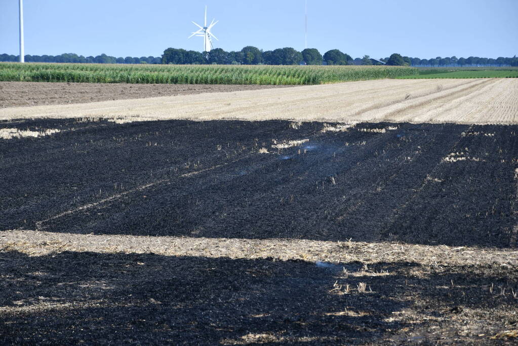 Brand verwoest groot deel akker